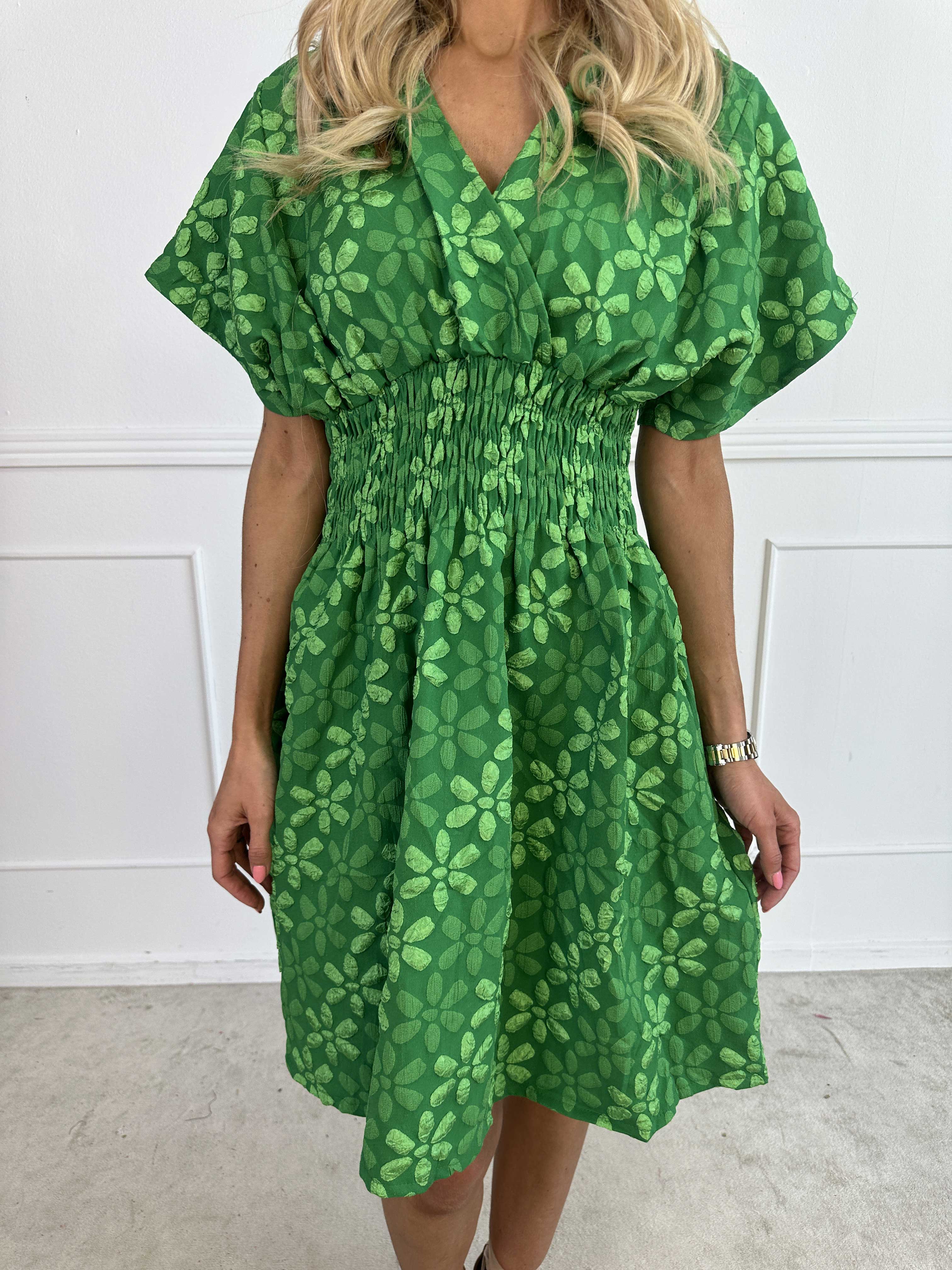 Pams Bloom Short - Feminin kjole med blomstermotiver